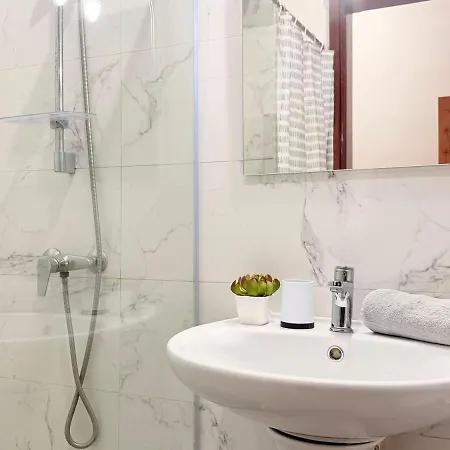 Modern 2 Bedroom - Windsor - *