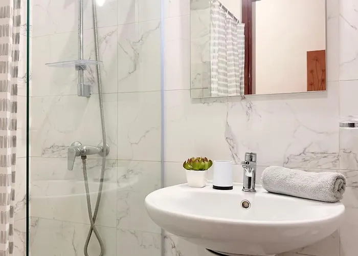 Modern 2 Bedroom - Windsor - *