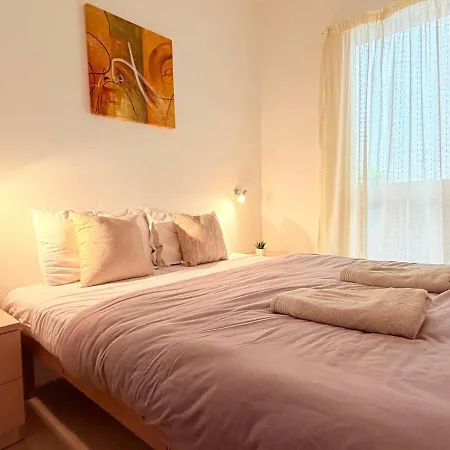 Modern 2 Bedroom - Windsor - Apartment